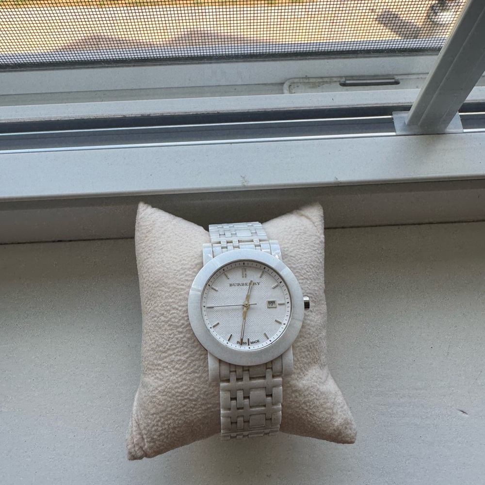 Burberry White Watch Elegant Design